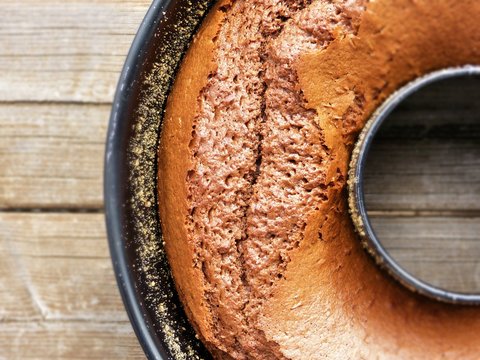 frisch gebackener Schokokuchen in Gugelhupfform