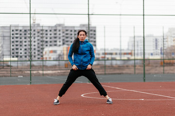 Obraz premium A young woman is engaged in sports on the Playground.