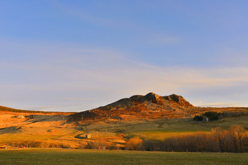 Le rocher de Blot et environs au soleil couchant d'hiver aux Estables (43150), département de la...