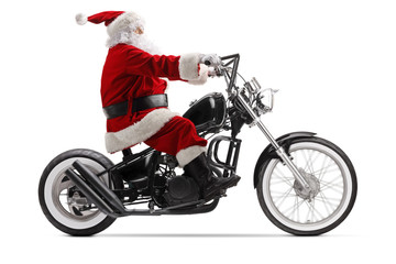 Profielfoto van volledige lengte van de kerstman die op een aangepaste choppermotor rijdt