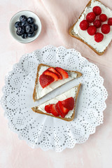 Toasted bread with fresh cheese and strawberries
