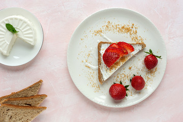 Toasted bread with fresh cheese and strawberries