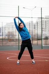 Obraz premium A young woman is engaged in sports on the Playground.