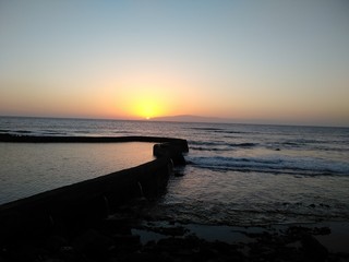 Hermosa puesta de sol en la costa con un cielo anaranjado