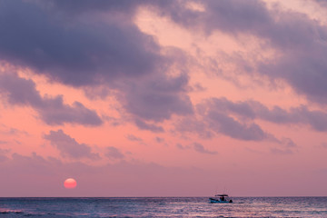 Barcquito al amanecer en Playa del Carmen