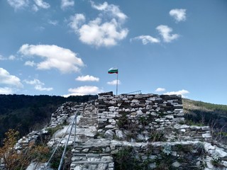 Bandera de Bulgaria en un cielo con nubes