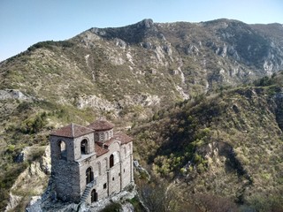 Fototapeta na wymiar Paisaje montañoso con una antigua fortaleza