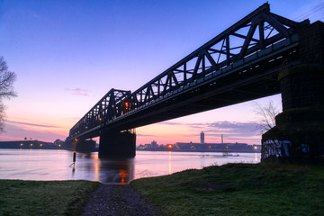 Historische Eisenbahnbrücke in Duisburg-Hochfeld am Rhein