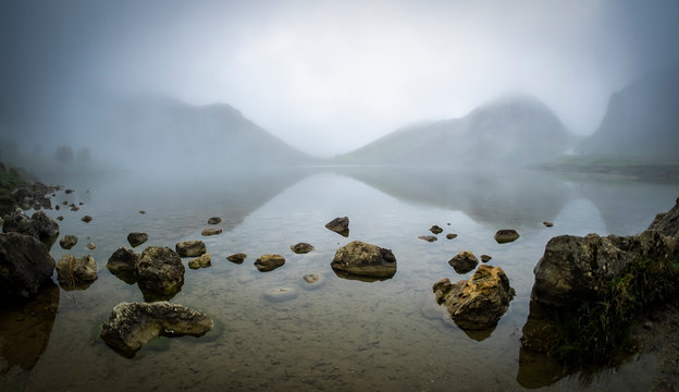 Imagen de uno de los lagos de Covadonga en un d&iacute;a con niebla