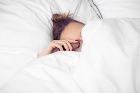 schlafende Frau in Bett