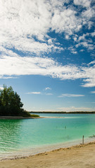 Jezioro zabarwione na zielono