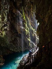 Vista interior de una gruta con cascada en el Monasterio de Piedra de Zaragoza
