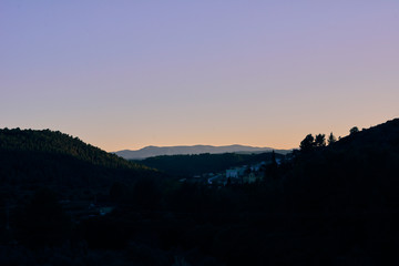 Obraz premium Picturesque town between mountains and forest