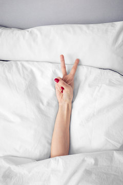 Peace Zeichen Victory in Bett