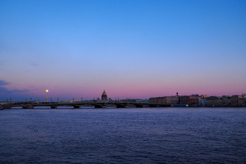 Fototapeta premium bridge over the river in the city at sunset
