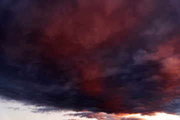 Fototapeta na wymiar Violettrote Wolken am Abend