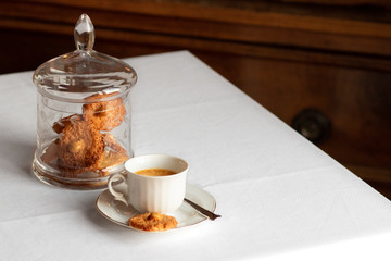 café con galletas de almendra