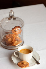 café con galletas de almendra