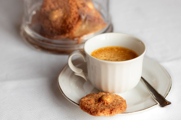 café con galletas de almendra