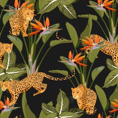 Naklejka premium Seamless tropical safari pattern background with leopard, palms, strelitzia flowers isolated on black background. Perfect for wallpapers, web page backgrounds, surface textures.