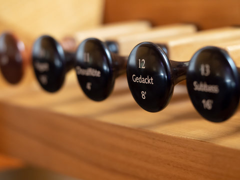 Orgel - Registerz&uuml;ge einer Pfeifenorgel, Orgelregister