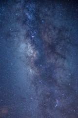 La vía láctea con montañas, nevados, árboles y más