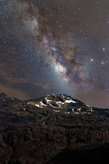La v&iacute;a l&aacute;ctea con monta&ntilde;as, nevados, &aacute;rboles y m&aacute;s
