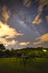 La v&iacute;a l&aacute;ctea con monta&ntilde;as, nevados, &aacute;rboles y m&aacute;s