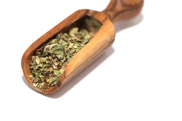 Oregano Gewürz Kräuter auf einer Gewürzschaufel