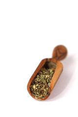 Oregano Gewürz Kräuter auf einer Gewürzschaufel