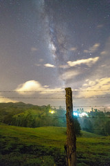 La v&iacute;a l&aacute;ctea con monta&ntilde;as, nevados, &aacute;rboles y m&aacute;s