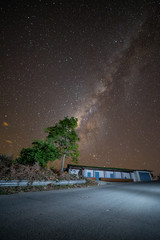 La v&iacute;a l&aacute;ctea con monta&ntilde;as, nevados, &aacute;rboles y m&aacute;s