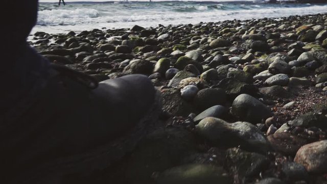 Auf Steinen auf Strand gehen