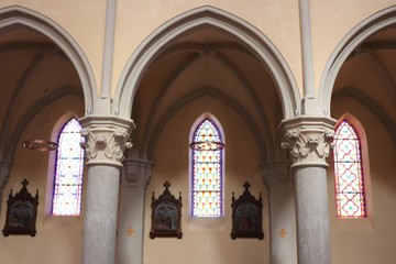 Obraz premium Eglise catholique Saint Barthélémy à Genas construite en 1876 - ville de Genas - Département du Rhône - France - Intérieur de l'église