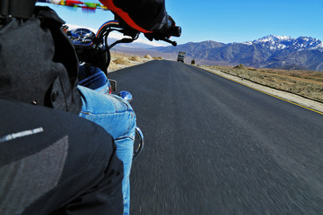 Ruta en motocicleta por carretera interminable, por la región de Leh, Norte de India.
