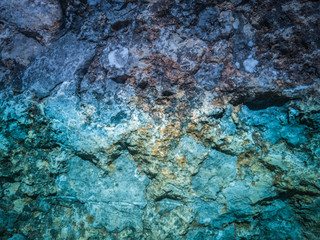 fondo o textura de roca en una gruta en color verde y azul.