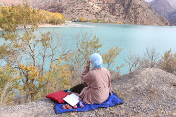Fototapeta premium mountains blue lake yellow trees fog autumn girl picnic apples grapes thermos book