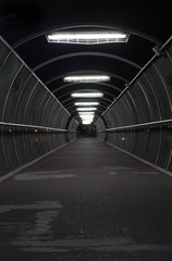 T&uacute;nel sim&eacute;trico alumbrado de noche