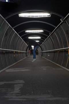 Persona levitando en un t&uacute;nel con luces