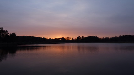 Obraz na płótnie Canvas zachód słońca nad jeziorem