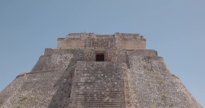 puerta con piramide en uxmal