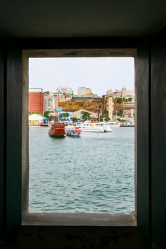Janela de fortaleza mar&iacute;tima virada para Salvador, com vista para barcos, navios e a cidade