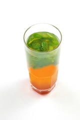 Thé à  la menthe Maroc fond blanc isolé