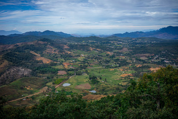 Fototapeta na wymiar vista panoramica de escena rural desde lo alto de una montaña
