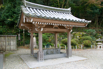 手水舎と瓦葺きの屋根