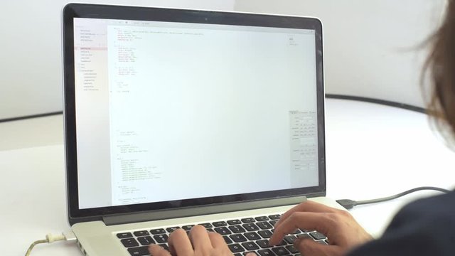 Over shoulder the woman to screen and a screen and keyboard part of a notebook