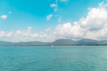 Fototapeta premium The ocean and the island, the sun and the waves in the evening