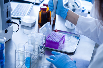 薬品を注入する研究員 © Monet