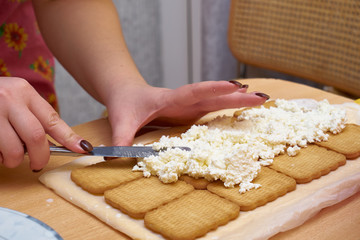 Put the cottage cheese and spread the cookies. Cooking cake 