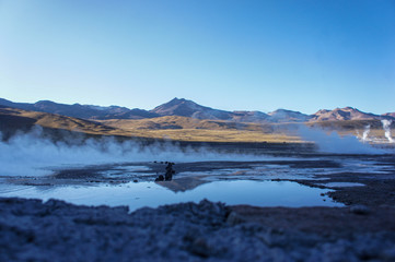 &aacute;gua saindo pelo ch&atilde;o G&ecirc;iseres de Tatio